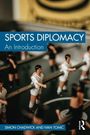 Text: "SPORTS DIPLOMACY An Introduction" von Simon Chadwick und Ivan Tomic. Bild zeigt Fußballkickerfiguren.
