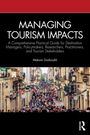 Titel: "Managing Tourism Impacts". Menschenmenge in enger Stadtstraße, umgeben von Schildern und Läden.