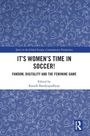 Weiße Schrift auf blauem Hintergrund: "IT'S WOMEN'S TIME IN SOCCER! FANDOM, DIGITALITY AND THE FEMININE GAME". Verziert mit Schnörkeln.