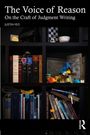 "The Voice of Reason: On the Craft of Judgment Writing" von Justin Yeo, Bücherregal mit Büchern,  Spielsachen und Schachbrett.
