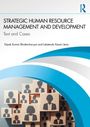"Strategic Human Resource Management and Development: Text and Cases" von Dipak Kumar Bhattacharyya und Lalatendu Kesari Jena. Illustration mit stilisierten Personen auf Holzwürfeln und blauen Linien.