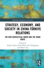 "STRATEGY, ECONOMY, AND SOCIETY IN CHINA-TÜRKİYE RELATIONS" auf abstraktem türkis-gelbem Hintergrund, Routledge Logo.