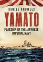 „Daniel Knowles, YAMATO, Flagship of the Japanese Imperial Navy“; unten ein Kriegsschiff auf bewegtem Meer, oben rote Streifen.
