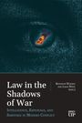 „Law in the Shadows of War“ – Kenneth Watkin, Leah West. Illustration mit Binärcode und Feuerdarstellung.