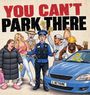 „YOU CAN'T PARK THERE“ in großen Buchstaben. Menschen beschweren sich bei einem Parkwächter vor einem falsch geparkten Auto.
