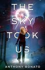 "The Sky Took Us" von Anthony Bonato. Eine Frau steht in einer Stadt und streckt die Hand zu einem leuchtenden Objekt im Himmel.