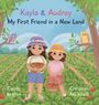 "Kayla & Audrey: My First Friend in a New Land." Zwei Mädchen mit Hüten halten Körbe in einem Erdbeerfeld, Bäume im Hintergrund.