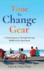 „Time to Change Gear“; „A Tandem Journey Through Marriage Midlife & the Open Road“; Chris & Nicky Clark. Paar am Meer, Tandem.