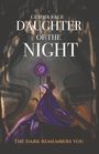 Titel: "Daughter of the Night." Darunter: "The dark remembers you." Illustration: Frau mit Stab vor dunklem Hintergrund.