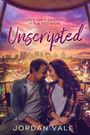 "Love isn’t destiny. It’s a decision. Unscripted." Ein Paar sitzt eng umschlungen in einer romantischen Stadtansicht.