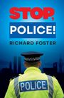 "STOP, POLICE! RICHARD FOSTER." Ein Polizist von hinten in gelber Jacke, städtische Skyline im Hintergrund.