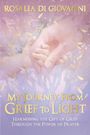 Titel: "My Journey From Grief to Light". Bild zweier Hände in pastellfarbenem, sanften Hintergrund.