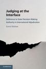 "Judging at the Interface: Deference to State Decision-Making Authority in International Adjudication" von Esmé Shirlow. Unten links ist ein Cambridge-Logo, und die Farben sind minimalistisch in Schwarz und Grau gehalten.
