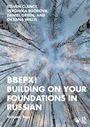 BBEPX! BUILDING ON YOUR FOUNDATIONS IN RUSSIAN. Oben Bäume von unten betrachtet, die sich in den Himmel erstrecken.
