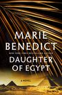 „Marie Benedict, Daughter of Egypt, A Novel“. Palmenblätter und Pyramiden in der Wüste als Hintergrund.