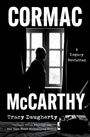 Texte: "Cormac McCarthy", "A Legacy Revisited", "Tracy Daugherty". Silhouette eines Mannes vor einem Fenster.