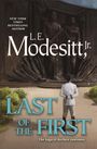 Text: "New York Times Bestselling Author L. E. Modesitt, Jr. Last of the First The Saga of Recluce continues." Im Vordergrund steht eine Figur in weißer Uniform vor einem bronzefarbenen Denkmal.