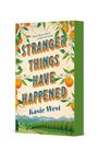 Buchtitel: "Stranger Things Have Happened". Autor: Kasie West. Orangen und Blätter umrahmen den Text. Landschaft unten.