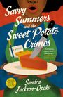 „Savvy Summers and the Sweet Potato Crimes“, Illustration mit Frau, Kuchenscheibe und Messer, Textauszug mit Lob.