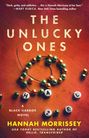 Text: "THE UNLUCKY ONES," "HAZEL," "A BLACK HARBOR NOVEL," "HANNAH MORRISSEY." Perlenarmband auf Holzoberfläche.