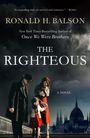 Text: "A compelling story of survival and resistance." - Booklist, "Ronald H. Balson," "The Righteous," "A Novel." Szene: Familie geht.