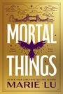 "MORTAL THINGS" in großen Buchstaben, darüber eine Brücke, eine fliegende Krähe in der Mitte, goldener Hintergrund.
