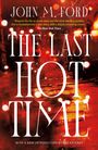 "THE LAST HOT TIME", großer weißer Text auf einem leuchtend roten, verschwommenen Hintergrund mit Lichtern und Gebäuden.