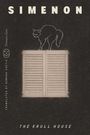 "SIMENON", darunter "THE KRULL HOUSE". Eine Katze mit gestelltem Fell steht auf geschlossenen Fensterläden.