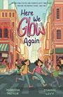 "Here We Glow Again" in großen, bunten Buchstaben. Drei fröhliche Kinder rennen durch eine belebte Stadtstraße.