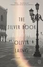 "The Silver Book: A Novel, Olivia Laing." Historische Piazza, Laternen, Säule mit geflügeltem Löwen und neblige Stimmung in Grautönen.
