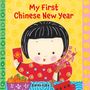 "My First Chinese New Year" in Rot auf Gelb. Illustration eines Kindes mit rotem Umschlag, Blumen und Früchten, farbenfroh.