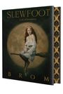 „Slewfoot: a tale of bewitchery“ oben. Unten „Brom“. Eine Frau auf einem Besen, vor dem Vollmond, trägt Blumenkranz.