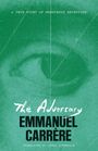 Text: "A True Story of Monstrous Deception", "The Adversary", "Emmanuel Carrère". Hintergrund: Grünton mit einem stilisierten Auge.
