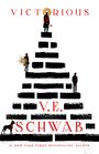 „VICTORIOUS“ und „V. E. SCHWAB“ in Rot. Silhouetten von Figuren auf gestapelten, schwarzen Balken. Ein Hund links unten.