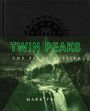 "Twin Peaks: The Final Dossier, A Novel, Mark Frost" in grünen Tönen, mit einem Wasserfall und Nadelbäumen im Hintergrund.