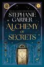 „The No. 1 Sunday Times Bestseller, Stephanie Garber, Alchemy of Secrets“. Art-Deco-Design mit goldenen Elementen.