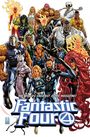 "The World's Greatest Comic Magazine! Fantastic Four" steht vor mehreren Superhelden in Kostümen.