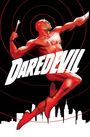 Text "DAREDEVIL". Illustration eines stilisierten roten Helden mit Stäben, über einer Stadtsilhouette und roten Kreisen.