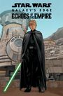 „STAR WARS GALAXY’S EDGE ECHOES OF THE EMPIRE“. Ein Mann mit schwarzem Umhang und grünem Lichtschwert vor Raumschiff.