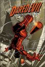 "Here Comes... Daredevil: The Man Without Fear!" In einer dynamischen Pose schwingt ein roter Held zwischen Wolkenkratzern.