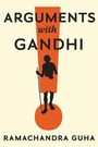 "ARGUMENTS WITH GANDHI" und "RAMACHANDRA GUHA" vor einer silhouttierten Gandhi-Figur in einem orangefarbenen Ausrufezeichen.