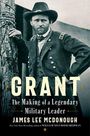 „Grant: The Making of a Legendary Military Leader“ von James Lee McDonough. Ein Mann in Uniform lehnt an einem Baum.