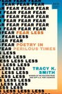 „FEAR LESS – Poetry in Perilous Times“ von Tracy K. Smith. Hintergrund: Verlauf von Blau zu Orange.