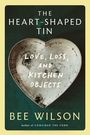 Text: „The Heart-Shaped Tin: Love, Loss, and Kitchen Objects“ von Bee Wilson. Ein herzförmiges Blech im Hintergrund.