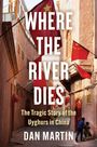 Text: „WHERE THE RIVER DIES: The Tragic Story of the Uyghurs in China“ von Dan Martin. Szene: Enger Gassenweg mit roten Flaggen.