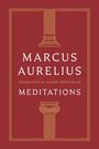 "Marcus Aurelius Meditations. Translated by Aaron Poochigian." Roter Hintergrund mit goldenen Säulenverzierungen.