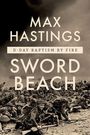 Text: "MAX HASTINGS D-DAY BAPTISM BY FIRE SWORD BEACH." Soldaten in Tarnkleidung kriechen am Strand unter dunklem Himmel.