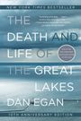 „The Death and Life of the Great Lakes, Dan Egan“. See mit Wolken am Himmel im Hintergrund.