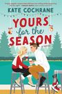 Buchtitel "Yours for the Season" von Kate Cochrane. Illustration: Zwei Personen sitzen draußen, halten Getränke, umgeben von Tannen.