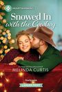 Text: "Snowed In with the Cowboy" von Melinda Curtis. Ein Mann mit Cowboyhut küsst lächelnde Frau vor verschwommenen Lichtern.